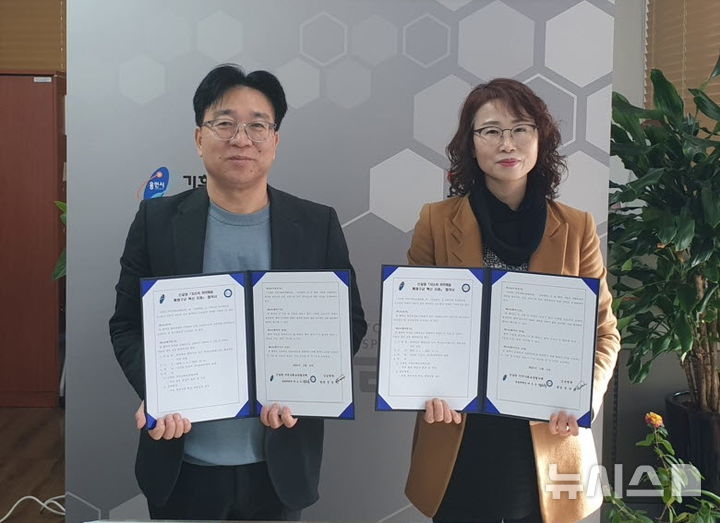 [용인=뉴시스]폐렴 백신 무료접종 협약을 체결하는 정영진 강남병원장(좌측)과 박은숙 신갈동장(사진=신갈동 제공)2025.02.07 photo@newsis.com