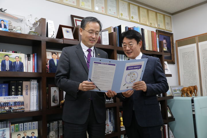 [세종=뉴시스] 이형일 통계청장이 7일 '2025년 전국사업체조사' 대상 사업체인 금수티아이(주)를 방문해 일일조사원으로서 사전 현장조사를 실시하고 있다. (사진 = 통계청 제공) 2025.02.07. *재판매 및 DB 금지