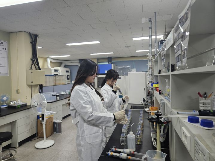 [창녕=뉴시스] 공공하수처리장 실험실에서 수질분석 작업을 하고 있다. (사진=창녕군 제공) 2025.02.07. photo@newsis.com *재판매 및 DB 금지
