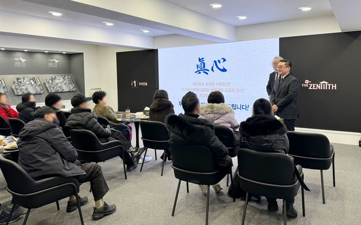 [서울=뉴시스] 이정환 두산건설 대표는 지난 6일, 경기 성남 은행주공아파트 홍보관을 찾았다. (사진=두산건설 제공) 2025.02.07. photo@newsis.com *재판매 및 DB 금지