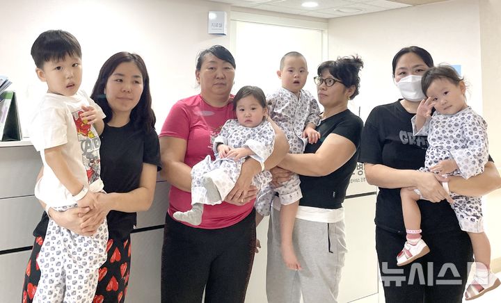 [부천=뉴시스] 정일형 기자 = 부천세종병원에서 의료나눔으로 선천성 심장병 치료를 받은 어린이들이 회복 후 보호자와 기념 촬영하고 있다. (사진은 부천세종병원 제공)