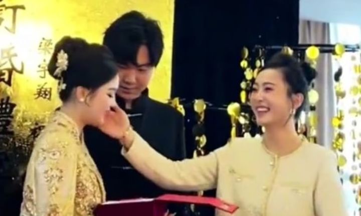 [서울=뉴시스]중국 동부 안후이성의 한 여성이 38세에 시어머니가 된 사실도 화제가 됐다.(사진=SCMP 갈무리) *재판매 및 DB 금지