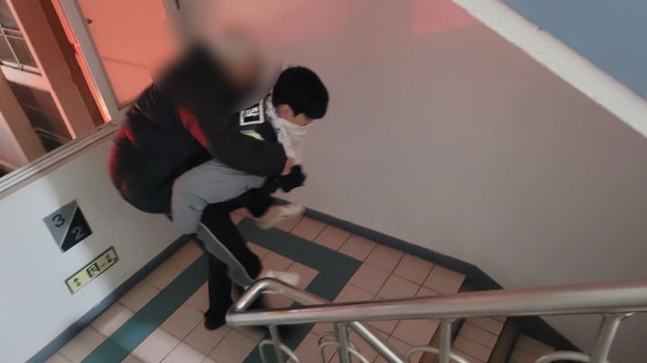 [부산=뉴시스] 우동지구대 소속 강동현 순경이 화재가 난 아파트에서 혼자서 거동할 수 없는 80대 할아버지를 등에 업고 대피시켰다. (사진=부산경찰청 제공) 2025.02.07. photo@newsis.com *재판매 및 DB 금지