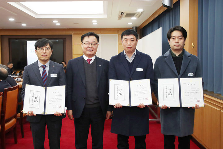 [창원=뉴시스] 홍남표 경남 창원시장이 이달의 우수 공무원에 선정된 수상자들과 기념촬영을 하고 있다. (왼쪽부터) 박춘원 지역경제과 기업지원정책팀장, 홍 시장, 전원배 건설도로과 주무관, 이진수 시설공사2과 주무관. (사진=창원시청 제공) 2025.02.07. photo@newsis.com *재판매 및 DB 금지