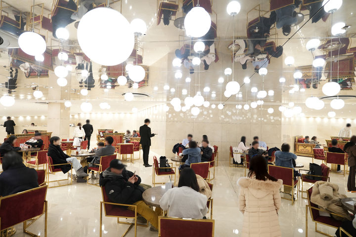 민트급 명품 구매를 하기 위해 대기 중인 고객들로 캉카스백화점 로비가 가득 차 있다. *재판매 및 DB 금지