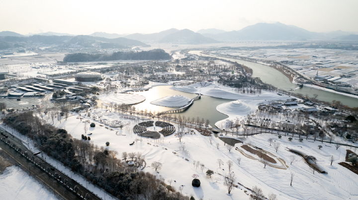 [순천=뉴시스] 7일 흰눈으로 뒤덮인 순천만국가정원. (사진=순천시 제공) 2025.02.07. photo@newsis.com *재판매 및 DB 금지