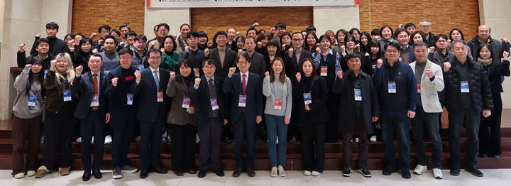 [대전=뉴시스] 우송정보대 '2024년 LINC3.0사업 최종 자체평가 발표회 및 재정지원사업 성과공유회' 참석자들 기념촬영. (사진=우송정보대 제공) 2025.02.07. photo.newsis.com *재판매 및 DB 금지