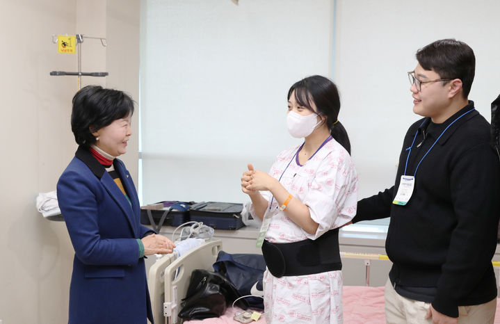 [제주=뉴시스] 김애숙 제주도정무부지사는 7일 세쌍둥이를 낳은 박민지·임현준씨 부부를 찾아 축하를 했다. (사진=제주도 제공) 2025.02.07. photo@newsis.com *재판매 및 DB 금지