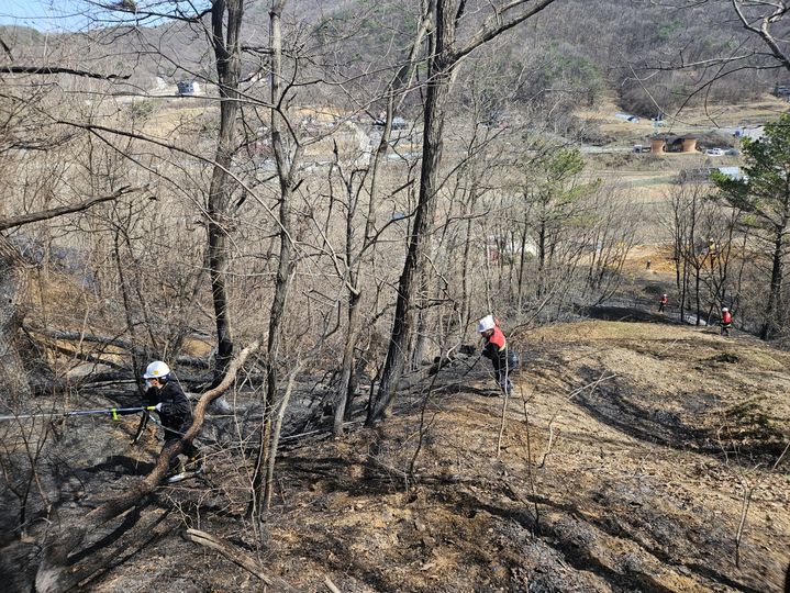 [천안=뉴시스] 충남 천안의 산불감시원 등 관계자들이 산불 예방을 위해 순찰을 하고 있다. (사진=천안시 제공) 2025.2.7 photo@newsis.com *재판매 및 DB 금지