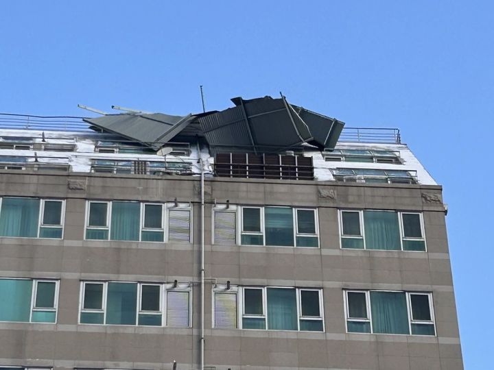 [대전=뉴시스] 대전 서구 둔산동의 한 오피스텔 옥상에 설치된 철제 구조물이 파손돼 일부 도로로 떨어졌으며 남은 구조물들이 메달려 있다.(사진=대전소방본부 제공) 2025.02.07. photo@newsis.com *재판매 및 DB 금지