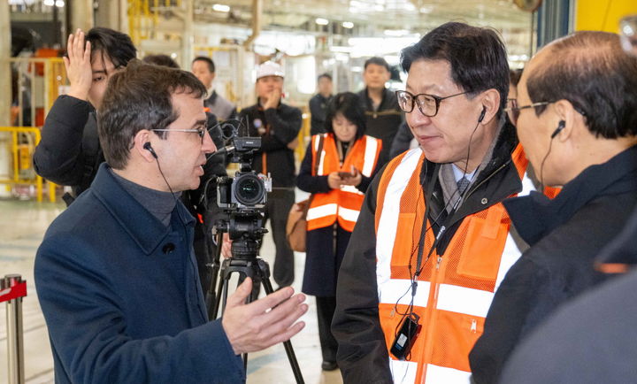 [서울=뉴시스] 스테판 드블레즈 르노코리아 사장(왼쪽)이 7일 르노코리아 부산공장에 방문한 박형준 부산시장과 대화를 나누고 있다. (사진=르노코리아 제공) 2025.02.07 photo@newsis.com *재판매 및 DB 금지