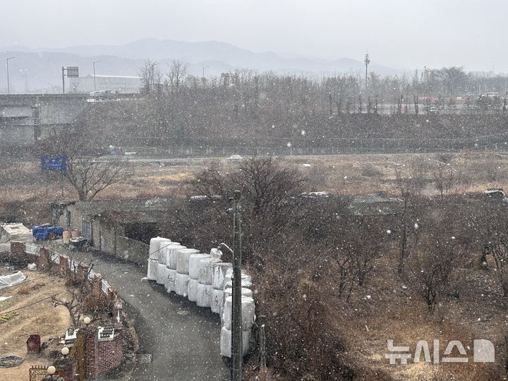 [울산=뉴시스] 박수지 기자 = 7일 오전 울산 울주군 언양 일원에 눈이 내리고 있다. parksj@newsis.com