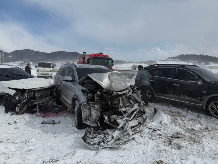 [무안=뉴시스] 7일 오후 전남 무안군 무안광주고속도로에서 8중추돌 사고가 발생해 소방 당국이 현장을 수습하고 있다. (사진=전남도 소방본부 제공) 2025.02.07. photo@newsis.com *재판매 및 DB 금지