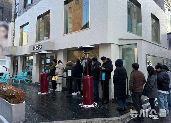 [서울=뉴시스] 7일 한국필립모리스의 궐련형 전자담배 신제품 '아이코스 일루마 아이(i)' 시리즈를 사전 구매하기 위해 아이코스 스토어 광화문점에 길게 줄을 선 모습. (사진= 한국필립모리스 제공) 2025.02.07. photo@newsis.com