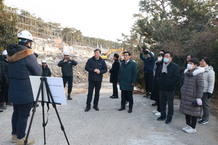 [울산=뉴시스] 박수지 기자 = 울산시 동구가 7일 대왕암공원 일원에서 울산교육연수원 철거 현장 및 대왕암공원내 체육공원 시설 등을 둘러보며 현장 간부회의를 진행 중이다. (사진=동구 제공) 2025.02.07. photo@newsis.com *재판매 및 DB 금지