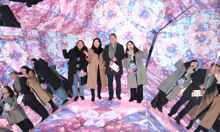 [전주=뉴시스] 전북 전주시의회 운영위원회는 7일 완산벙커 더 스페이스를 방문해 시설 현황과 프로그램 등을 살피고 차질없는 운영을 당부했다.(사진=전주시의회 제공)2025.02.07. *재판매 및 DB 금지