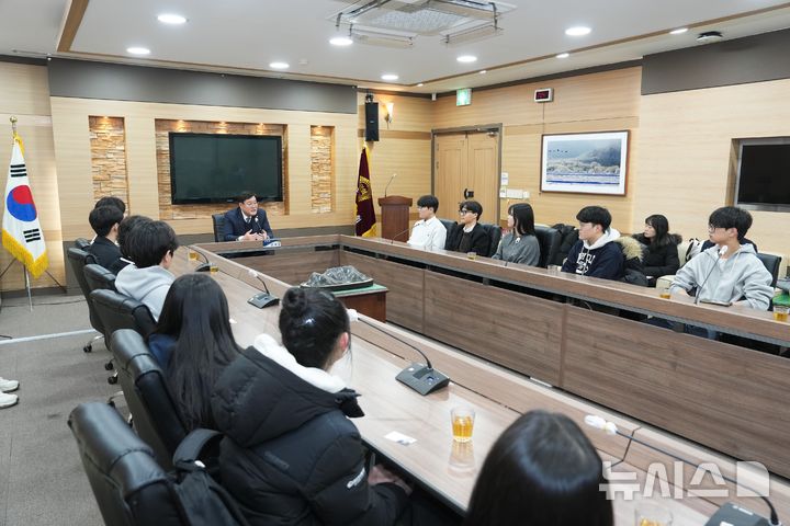 [포천=뉴시스] 청소년들과의 간담회. (사진=포천시의회 제공) 2025.02.07 photo@newsis.com