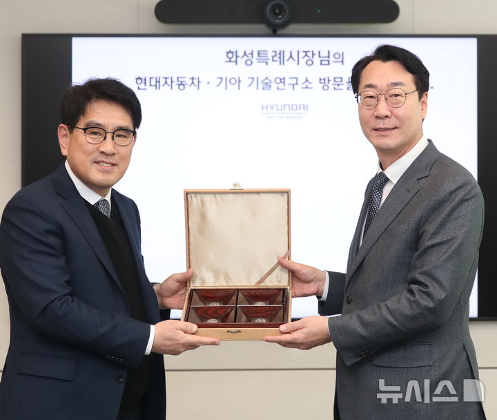 [화성=뉴시스] 정명근 화성시장이 7일 현대자동차로 부터 감사패를 전달받았다 (사진=화성시 제공) 2024.02.07.photo@newsis.com