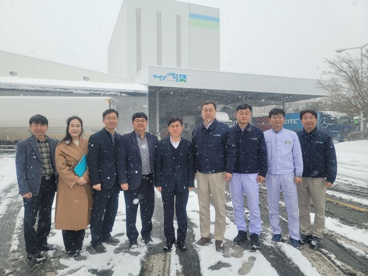 [광주=뉴시스] 김동수 광주본부세관장은 7일 전남 담양군의 식음료 전문 생산기업인 ㈜자연과사람들 담양공장을 방문해 수출증대 지원방안을 논의했다. (사진=광주세관 제공). 2025.02.07. photo@newsis.com *재판매 및 DB 금지