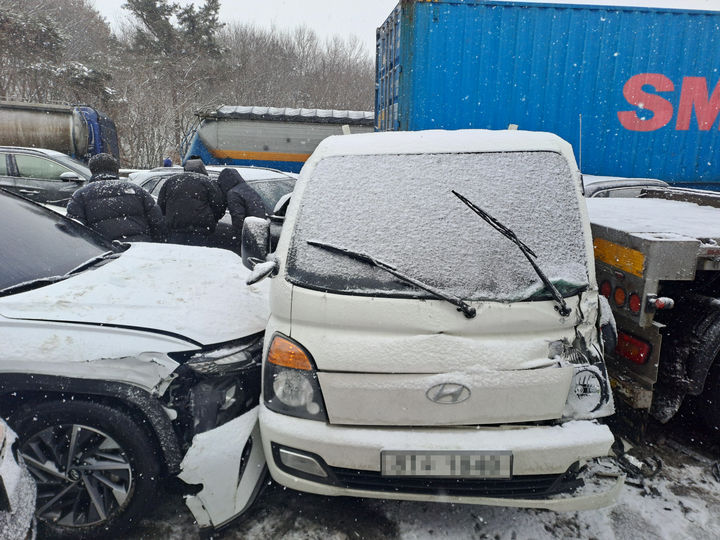 [남원=뉴시스] 7일 오후 3시2분께 전북 남원시 대산면 남원분기점 인근 순천완주고속도로 하행선 59㎞ 지점에서 다중 추돌사고가 발생해 차량들이 뒤엉켜 있다. (사진=전북특별자치도소방본부 제공) 2025.02.07 photo@newsis.com *재판매 및 DB 금지