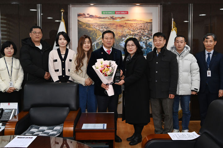 [대구=뉴시스] 대구시 남구는 앞산맛둘레길 상인회 임원진들과 간담회를 개최했다. (사진=대구시 남구 제공) 2025.02.07. photo@newsis.com *재판매 및 DB 금지