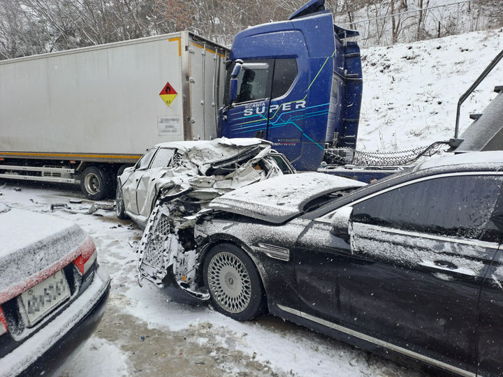 [남원=뉴시스] 7일 오후 3시2분께 전북 남원시 대산면 남원분기점 인근 순천완주고속도로 하행선 59㎞ 지점에서 다중 추돌사고가 발생해 차량들이 뒤엉켜 있다. (사진=전북특별자치도소방본부 제공) 2025.02.07 photo@newsis.com *재판매 및 DB 금지
