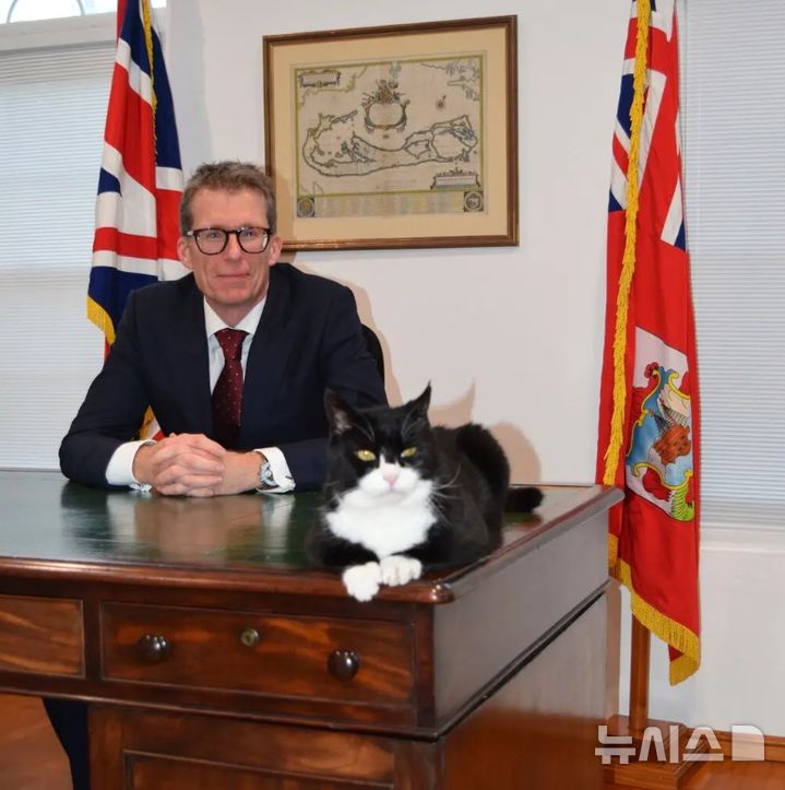 [서울=뉴시스] 버뮤다 주지사 앤드류 머독과 파머스톤 (사진=AP통신)