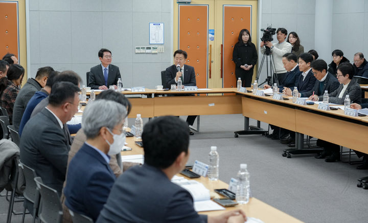 [제주=뉴시스] 오영훈 제주지사가 7일 오후 제주관광공사에서 열린 제주관광혁신비상대책위원회 회의에서 발언하고 있다. (사진=제주도 제공) 2025.02.07. photo@newsis.com *재판매 및 DB 금지