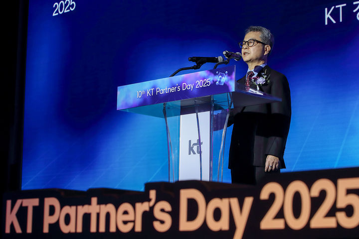 [서울=뉴시스] 임현규 KT 경영지원부문장(부사장)이 지난 7일 서울 송파구 소피텔 앰배서더에서 개최된 제10회 KT 파트너스데이 2025에서 인사말을 하고 있다. (사진=KT 제공) 2025.02.07. photo@newsis.com *재판매 및 DB 금지