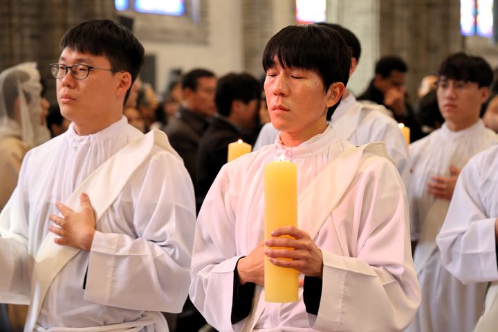 [서울=뉴시스] 7일 명동성당에서 열린 사제 서품 미사에 참석한 김동준 신부(오른쪽) (사진=천주교 서울대교구 제공) 2025.02.07. photo@newsis.com *재판매 및 DB 금지