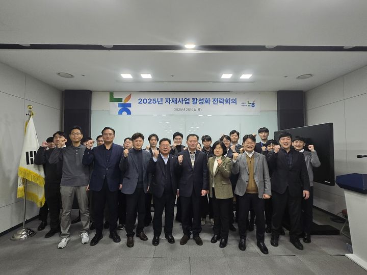 [세종=뉴시스]정창윤 농협경제지주 영농자재본부장(첫줄 오른쪽 네번째), 임규원 자재사업부장(첫줄 오른쪽 다섯 번째), 전국 4대(중부·영남·호남·제주) 자재유통센터장 등 관계자들이 6일 서대문구 소재 농협중앙회 본관에서 개최된 '농자재 사업 활성화 전략회의'에 참석해 결의를 다지고 있다. (사진=농협경제지주 제공) *재판매 및 DB 금지