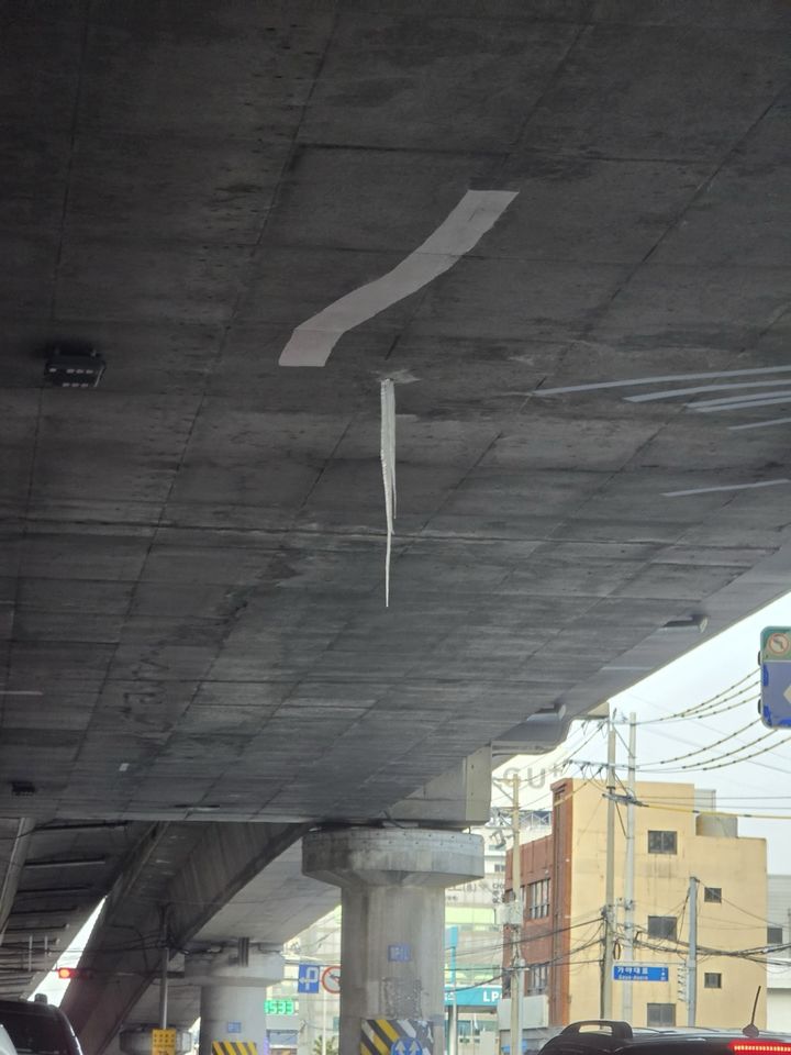 [부산=뉴시스] 원동화 기자 = 7일 오전 부산 사상구 동서고가로 진입지점에 1m 고드름이 생겨 소방이 제거 작업을 벌였다. (사진=부산소방재난본부 제공) 2025.02.07. photo@newsis.com *재판매 및 DB 금지