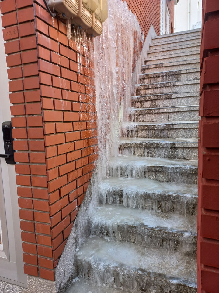 [부산=뉴시스] 원동화 기자 = 7일 오후 부산 수영구의 한 주택 외벽에 고드름이 맺혀 소방이 안전조치를 실시했다. (사진=부산소방재난본부 제공) 2025.02.07. photo@newsis.com *재판매 및 DB 금지