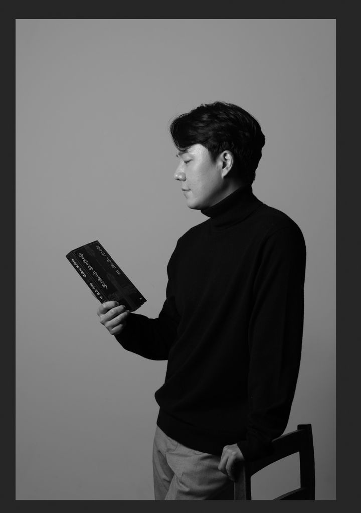 [서울=뉴시스] 네이버시리즈 웹소설 '중증외상센터: 골든 아워' 한산이가(본명 이낙준) 작가. (사진=작가컴퍼니 제공) 2025.02.09. photo@newsis.com *재판매 및 DB 금지