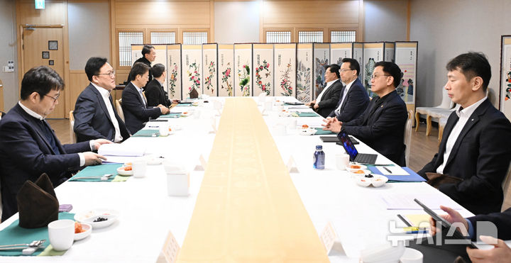 [서울=뉴시스] 조수정 기자 = 최상목 대통령 권한대행 부총리 겸 기획재정부 장관이 2월 7일 서울 종로구 정부서울청사에서 열린 '거시경제·금융현안 간담회'를 주재하고 있다. 회의에는 이복현 금융감독원장, 유상대 한국은행 부총재, 최 권한대행, 김병환 금융위원장이 참석했다. (사진=기획재정부 제공) 2025.02.07. chocrystal@newsis.com