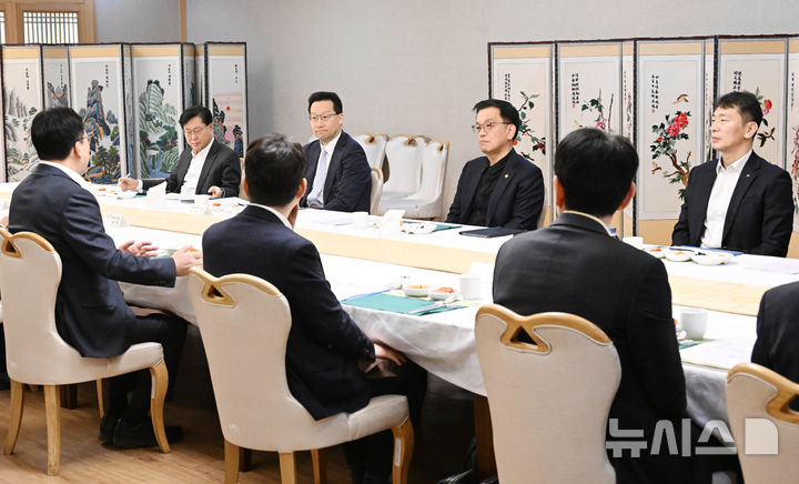 [서울=뉴시스] 조수정 기자 = 최상목 대통령 권한대행 부총리 겸 기획재정부 장관이 2월 7일 서울 종로구 정부서울청사에서 열린 '거시경제·금융현안 간담회'를 주재하고 있다. 회의에는 이복현 금융감독원장, 유상대 한국은행 부총재, 최 권한대행, 김병환 금융위원장이 참석했다. (사진=기획재정부 제공) 2025.02.07. chocrystal@newsis.com