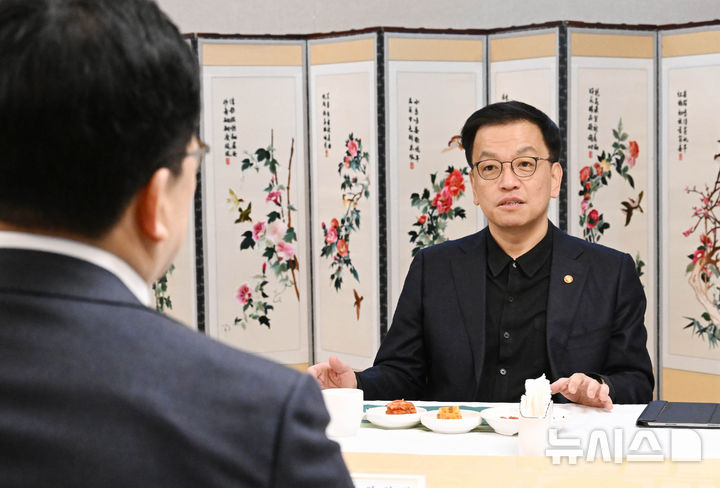 [서울=뉴시스] 조수정 기자 = 최상목 대통령 권한대행 부총리 겸 기획재정부 장관이 2월 7일 서울 종로구 정부서울청사에서 열린 '거시경제·금융현안 간담회'를 주재하고 있다. 회의에는 이복현 금융감독원장, 유상대 한국은행 부총재, 최 권한대행, 김병환 금융위원장이 참석했다. (사진=기획재정부 제공) 2025.02.07. chocrystal@newsis.com