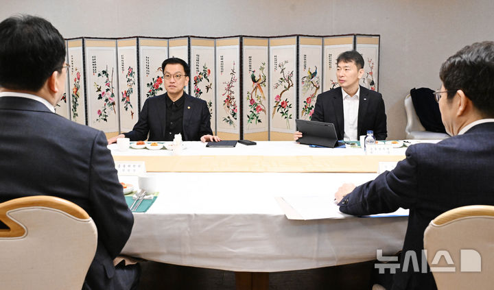 [서울=뉴시스] 조수정 기자 = 최상목 대통령 권한대행 부총리 겸 기획재정부 장관이 2월 7일 서울 종로구 정부서울청사에서 열린 '거시경제·금융현안 간담회'를 주재하고 있다. 회의에는 이복현 금융감독원장, 유상대 한국은행 부총재, 최 권한대행, 김병환 금융위원장이 참석했다. (사진=기획재정부 제공) 2025.02.07. chocrystal@newsis.com