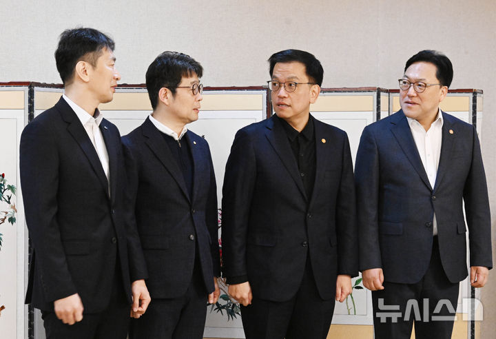 [서울=뉴시스] 조수정 기자 = 최상목 대통령 권한대행 부총리 겸 기획재정부 장관이 2월 7일 서울 종로구 정부서울청사에서 열린 '거시경제·금융현안 간담회'를 주재, 회의시작에 앞서 기념사진을 촬영하며 대화하고 있다. 왼쪽부터 이복현 금융감독원장, 유상대 한국은행 부총재, 최 권한대행, 김병환 금융위원장. (사진=기획재정부 제공) 2025.02.07. chocrystal@newsis.com