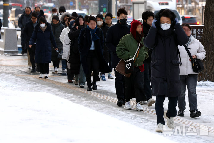 [서울=뉴시스] 박주성 기자 = 전국 곳곳에 대설과 한파 특보가 내려진 7일 오전 서울 중구 한국프레스센터 앞으로 출근길 시민들이 발걸음을 옮기고 있다. 2025.02.07. park7691@newsis.com