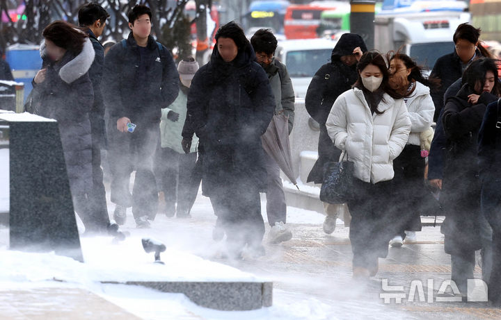[서울=뉴시스] 박주성 기자 = 전국 곳곳에 대설과 한파 특보가 내려진 7일 오전 서울 중구 한국프레스센터 앞으로 출근길 시민들이 발걸음을 옮기고 있다. 2025.02.07. park7691@newsis.com