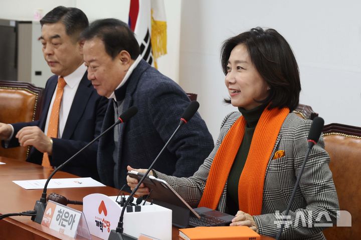 [서울=뉴시스] 조성봉 기자= 허은아 개혁신당 대표가 7일 오전 서울 여의도 국회에서 열린 최고위원회의에서 발언을 하고 있다. 2025.02.07. suncho21@newsis.com