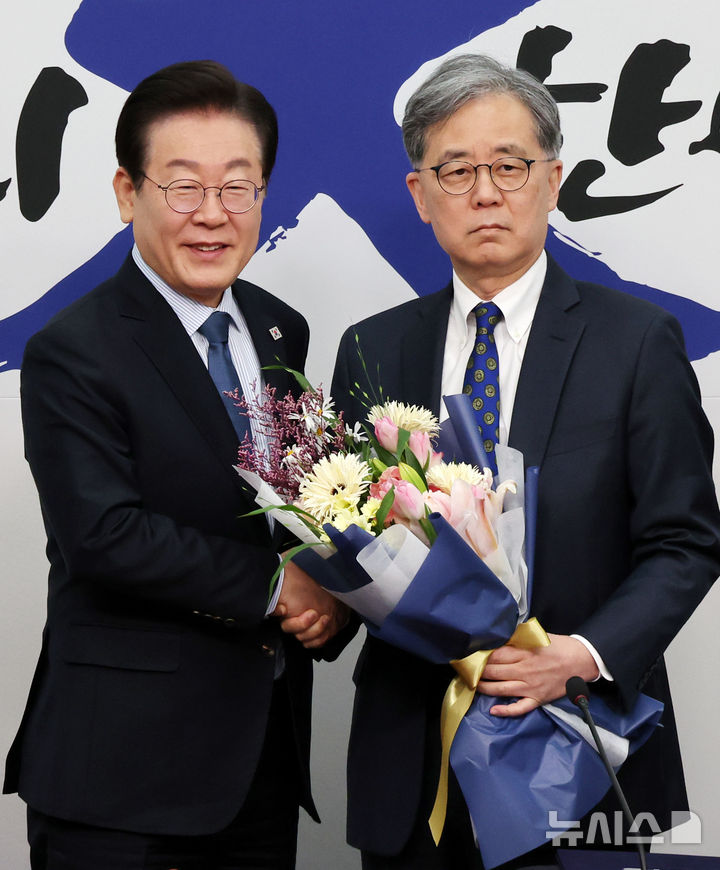 [서울=뉴시스] 조성우 기자 = 이재명(왼쪽) 더불어민주당 대표가 7일 오전 서울 여의도 국회에서 최고위원회의에 앞서 김현종 전 청와대 국가안보실 2차장에게 외교안보 보좌관 임명장을 전달한 뒤 기념촬영하고 있다. 2025.02.07. xconfind@newsis.com