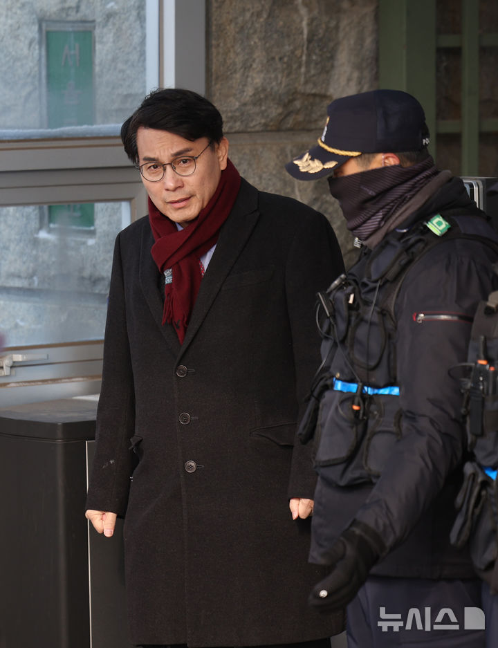 [의왕=뉴시스] 김진아 기자 = 윤석열 대통령 접견을 마친 윤상현 국민의힘 의원이 7일 오전 경기 의왕 서울구치소를 나서고 있다. 2025.02.07. bluesoda@newsis.com