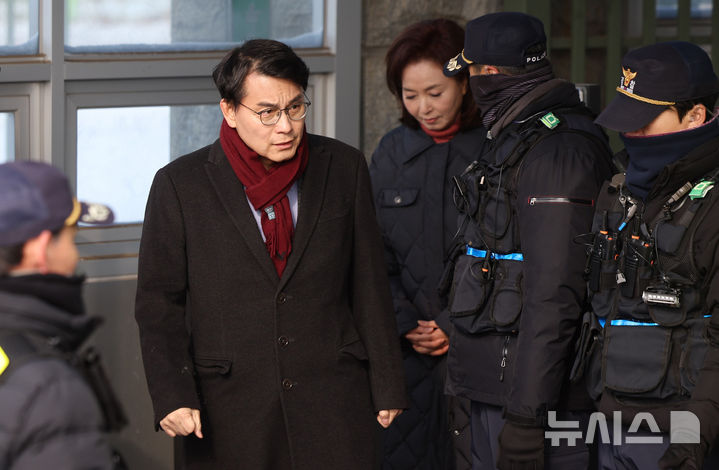 [의왕=뉴시스] 김진아 기자 = 윤석열 대통령 접견을 마친 윤상현,김민전 국민의힘 의원이 7일 오전 경기 의왕 서울구치소를 나서고 있다. 2025.02.07. bluesoda@newsis.com