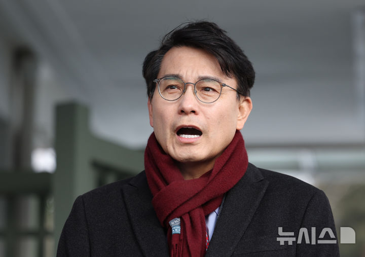[의왕=뉴시스] 김진아 기자 = 윤석열 대통령 접견을 마친 윤상현 국민의힘 의원이 7일 오전 경기 의왕 서울구치소 앞에서 취재진의 질문에 답하고 있다. 2025.02.07. bluesoda@newsis.com