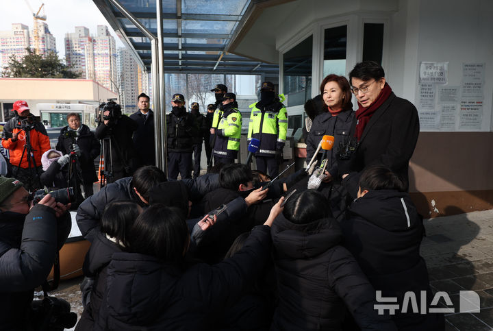 [의왕=뉴시스] 김진아 기자 = 윤석열 대통령 접견을 마친 윤상현,김민전 국민의힘 의원이 7일 오전 경기 의왕 서울구치소 앞에서 취재진의 질문에 답하고 있다. 2025.02.07. bluesoda@newsis.com
