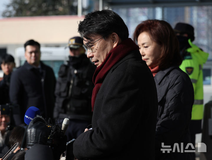 [의왕=뉴시스] 김진아 기자 = 윤석열 대통령 접견을 마친 윤상현 국민의힘 의원이 7일 오전 경기 의왕 서울구치소 앞에서 취재진의 질문에 답하고 있다. 2025.02.07. bluesoda@newsis.com