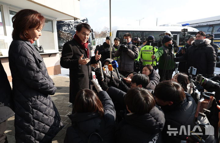[의왕=뉴시스] 김진아 기자 = 윤석열 대통령 접견을 마친 윤상현,김민전 국민의힘 의원이 7일 오전 경기 의왕 서울구치소 앞에서 취재진의 질문에 답하고 있다. 2025.02.07. bluesoda@newsis.com