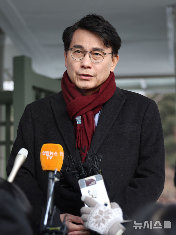 [의왕=뉴시스] 김진아 기자 = 윤석열 대통령 접견을 마친 윤상현 국민의힘 의원이 7일 오전 경기 의왕 서울구치소 앞에서 취재진의 질문에 답하고 있다. 2025.02.07. bluesoda@newsis.com